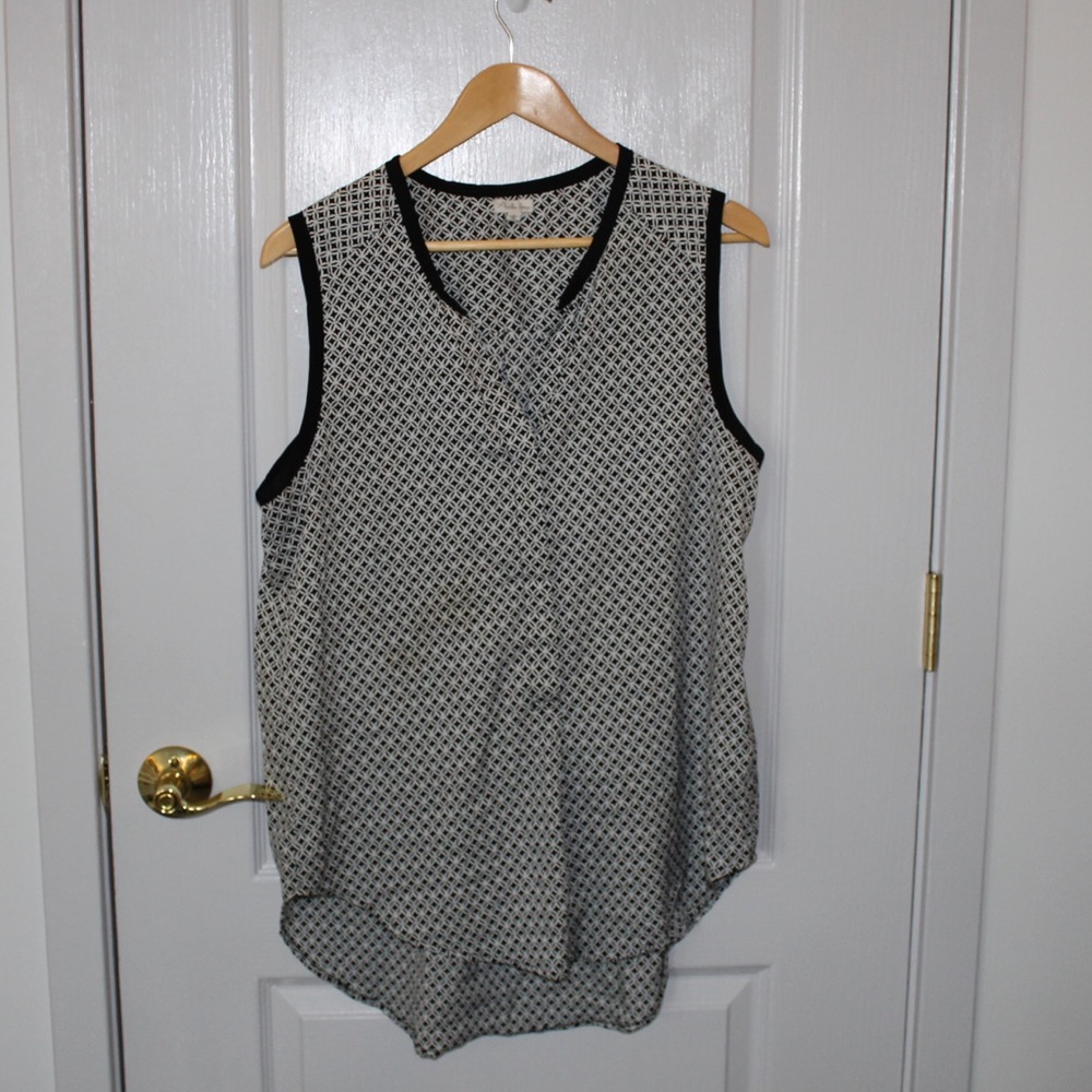 BLACK AND WHITE SLEEVELESS BLOUSE